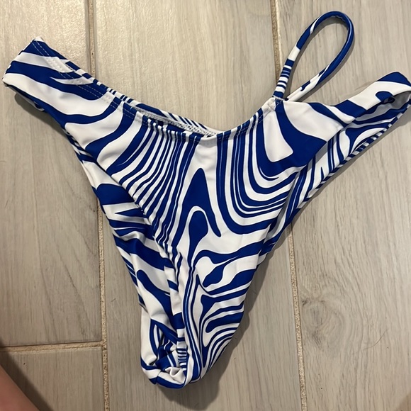 Bathing suit - Picture 2 of 3